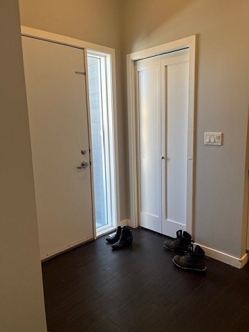 Spacious 2 Bedroom Town home with Garage & Private Courtyard